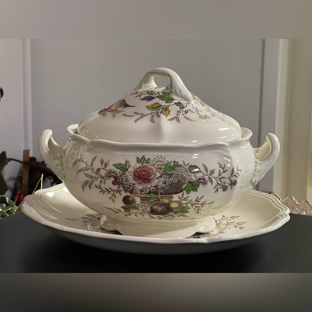 ROYAL DOULTON Hampshire Tureen & Underplate